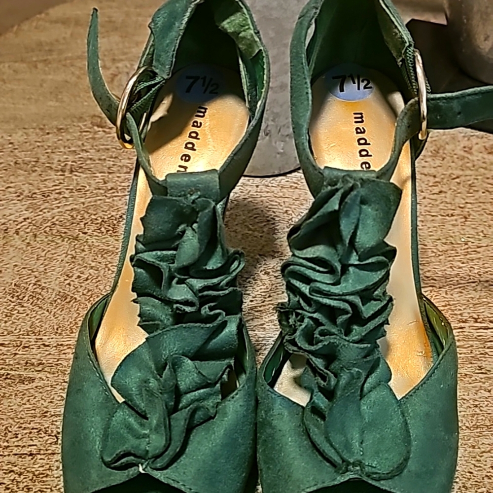 Madden Girl Green Suede Heels (toe out)